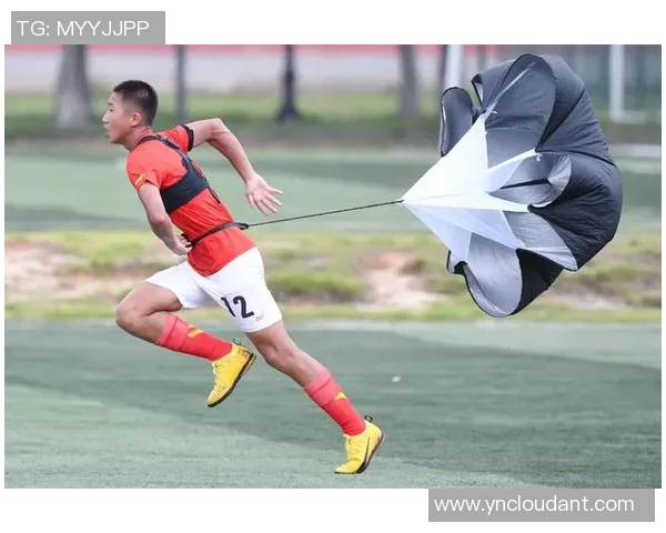 足球星逗比女孩笑容满面 玩转绿茵场的青春魅力头像设计